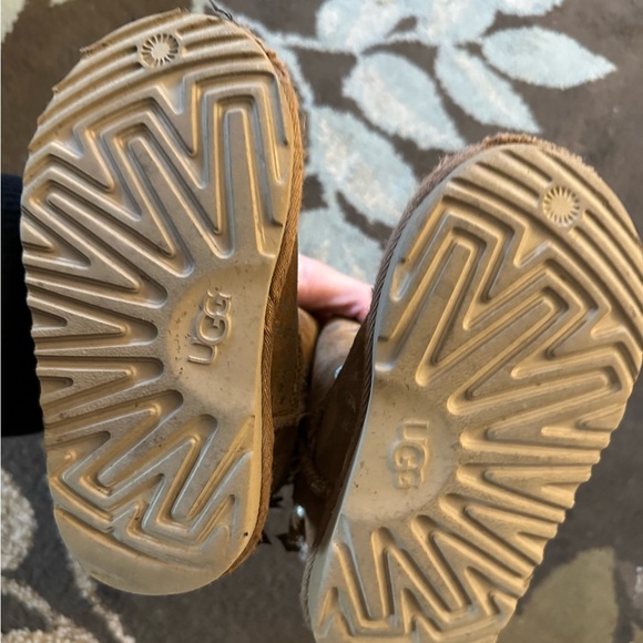 Size 9 Uggs stars ✨ and moon 🌙 - Picture 5 of 5